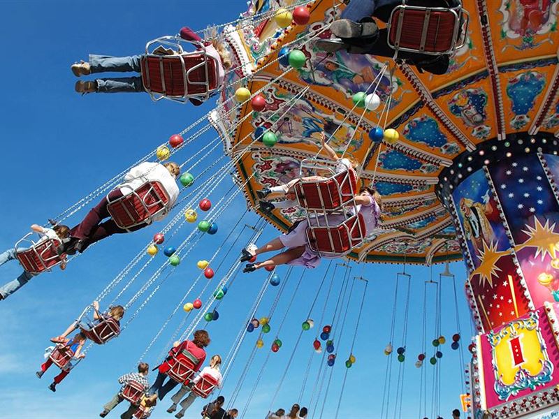 people-on-swing-theme-park-ride